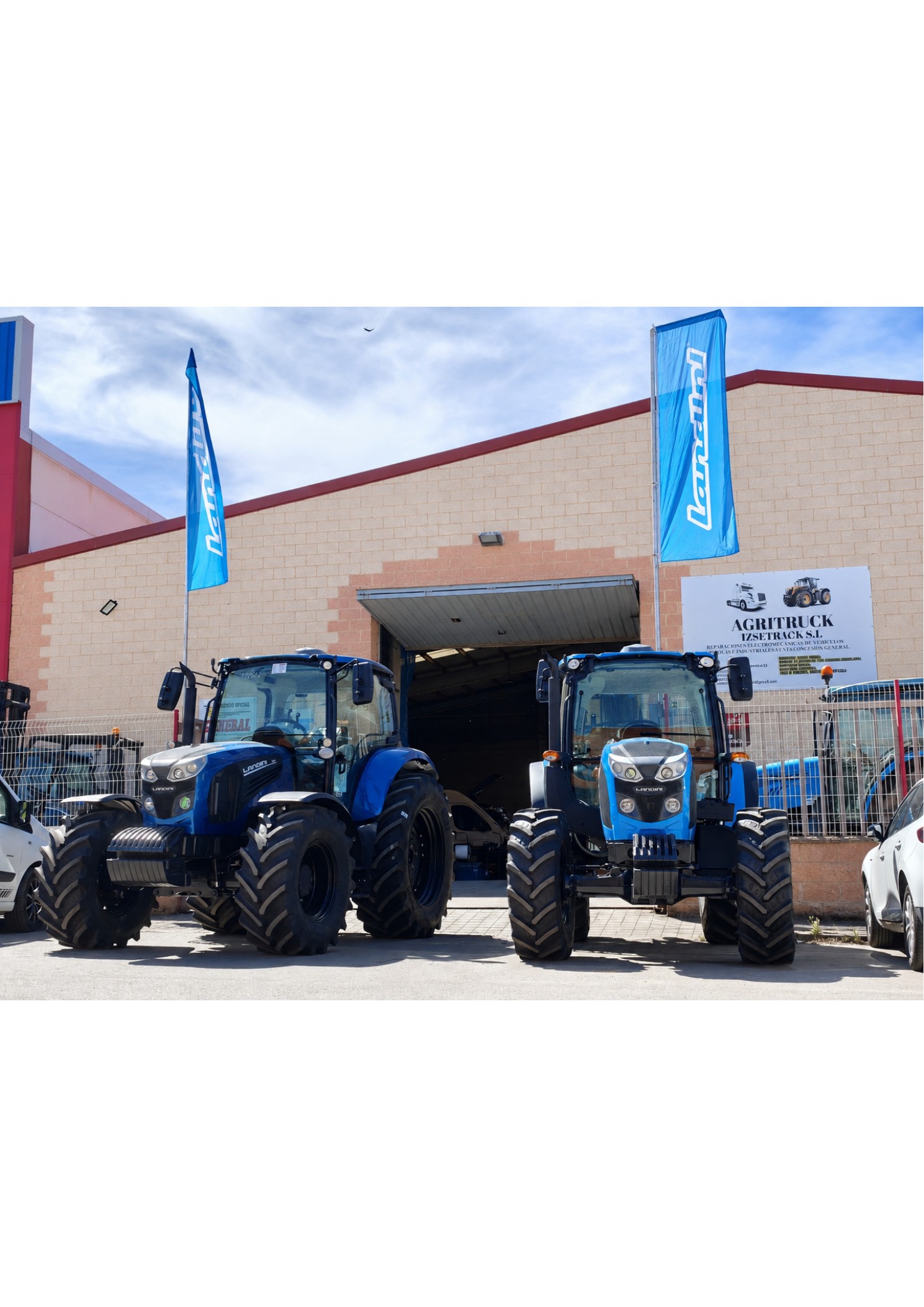 Dos tractores Landini frente al taller Izsetrack en La Solana